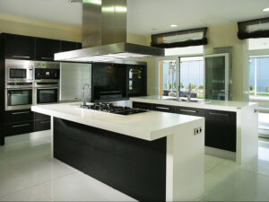 Cocina moderna con isla central en blanco y negro y electrodomésticos integrados