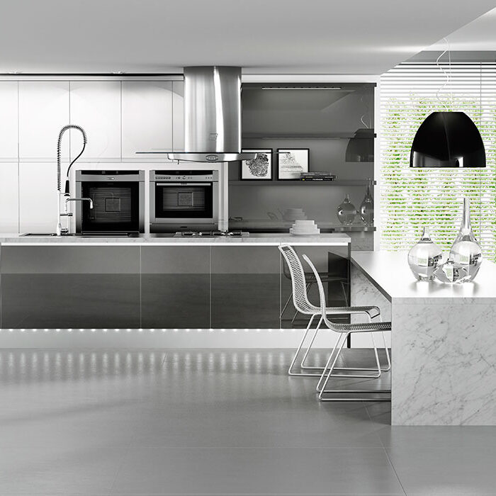 Cocina moderna gris con electrodomésticos integrados en columna